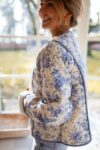 Veste-Jomilie-ecrue-a-fleurs-bleues-07